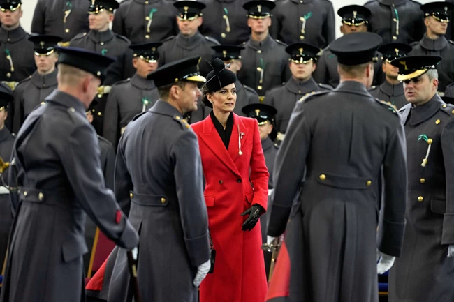 Έσπασε τη μονοτονία η Κέιτ Μίντλετον: Το κλασάτο κόκκινο παλτό και τα δερμάτινα γάντια με το κοφτό κέντημα που ξεχώρισαν