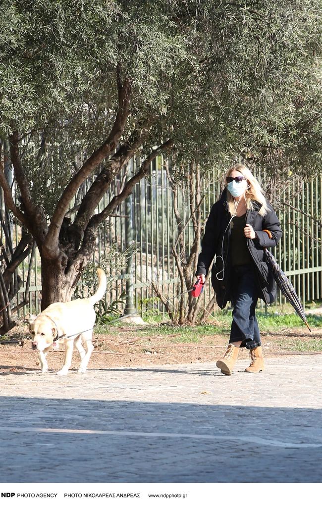 H Σμαράγδα Καρύδη με μοδάτη τζιν παντελόνα στο κέντρο της Αθήνας