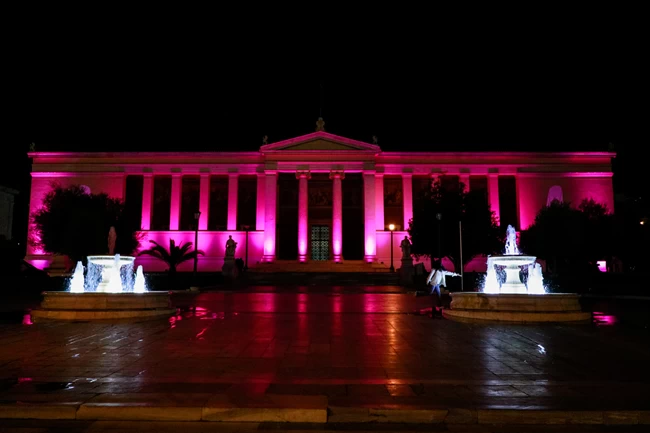 Στα "ροζ" για τον καρκίνο του μαστού το Πανεπιστήμιο Αθηνών, στη μνήμη της Φώφης Γεννηματά [εικόνες]