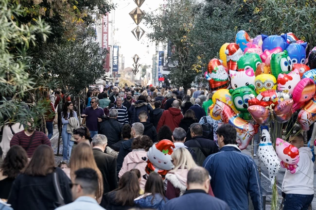 Σε χριστουγεννιάτικους ρυθμούς η αγορά - Βούλιαξε από κόσμο το κέντρο της Αθήνας [εικόνες]