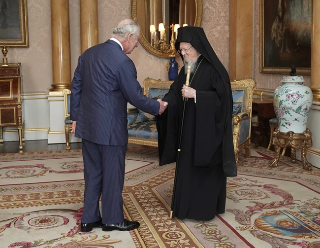 Εγκάρδια συνάντηση Κάρολου - Βαρθολομαίου στο Μπάκιγχαμ - Τι συζήτησαν