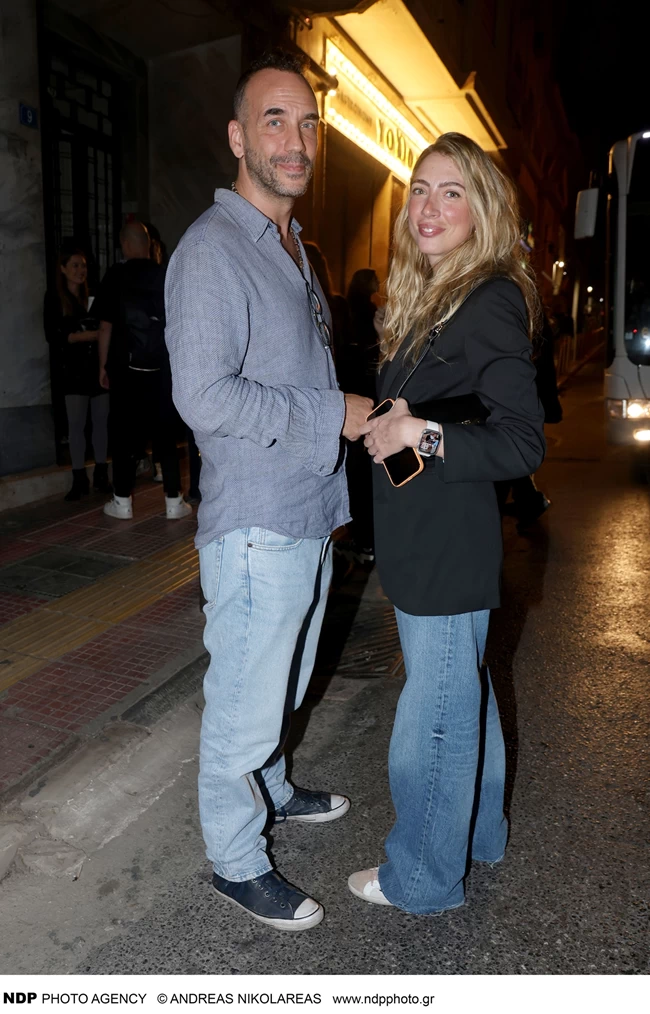 Πάνος Μουζουράκης - Μαριλού Κόζαρη με τζιν και σνίκερς: Η πρώτη βραδινή εμφάνιση μετά τη γέννηση της κόρης τους