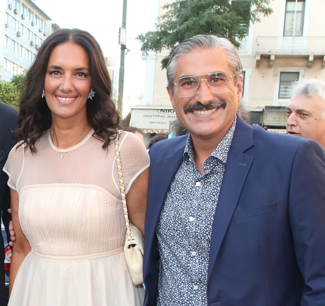 Νόνη Δούνια - Ρία Μουρατίδη: Μαμά και κόρη με στιλάτα και εντελώς διαφορετικά looks στο θέατρο Παλλάς