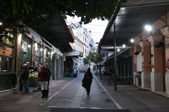 Έρχονται νέα τοπικά σκληρά lockdown: Για ποιες περιοχές χτυπάει η καμπάνα