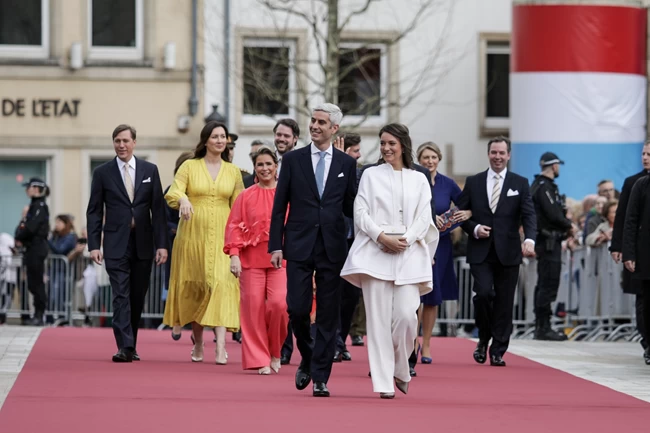 Royal νύφη με jumpsuit και κάπα: Η πριγκίπισσα Αλεξάντρα του Λουξεμβούργου παντρεύτηκε με το πιο μίνιμαλ νυφικό look