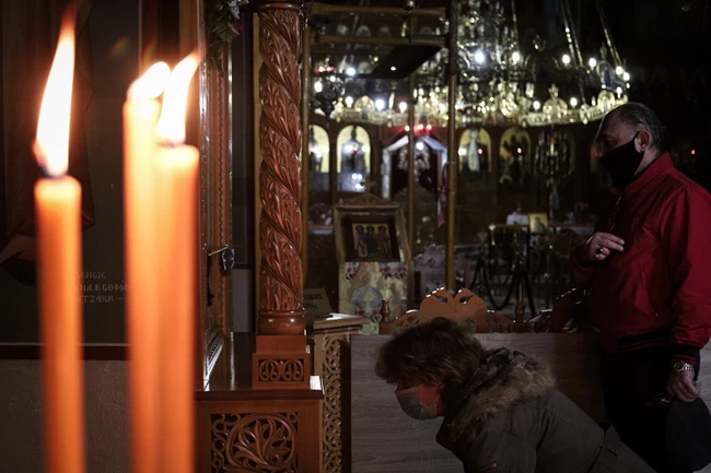 "Ιερό παζάρι" για τον αριθμό των πιστών στις εκκλησίες τα Χριστούγεννα: Συνεδριάζει η Ιερά Σύνοδος