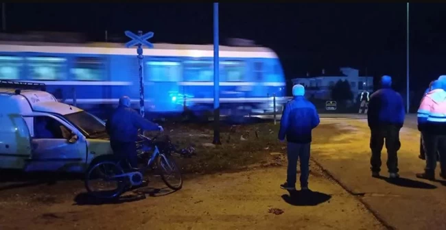 Σφοδρό τροχαίο στα Τρίκαλα: Σύγκρουση τρένου με αυτοκίνητο – Έγινε σμπαράλια το ΙΧ [Εικόνες]