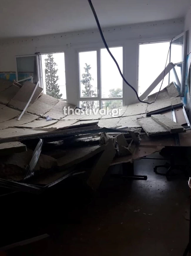 Θεσσαλονίκη: Επεσε ολόκληρη οροφή αίθουσας σε δημοτικό σχολείο - Πώς η δασκάλα έσωσε τους μαθητές [εικόνες - βίντεο]