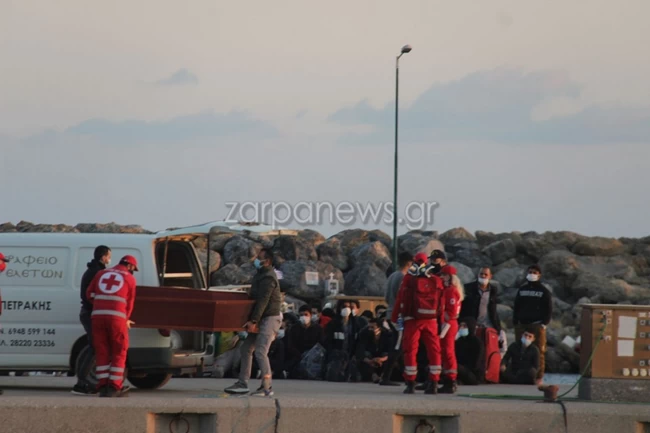 Ναυάγησε σκάφος με μετανάστες στην Κρήτη: Ενας νεκρός και πέντε τραυματίες [εικόνες]