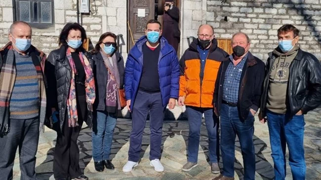 Η φωτογραφία του Αλέξη Τσίπρα με αστυνομικό που διώκεται για πλαστά διαβατήρια- Τι γράφουν τα "Παραπολιτικά"