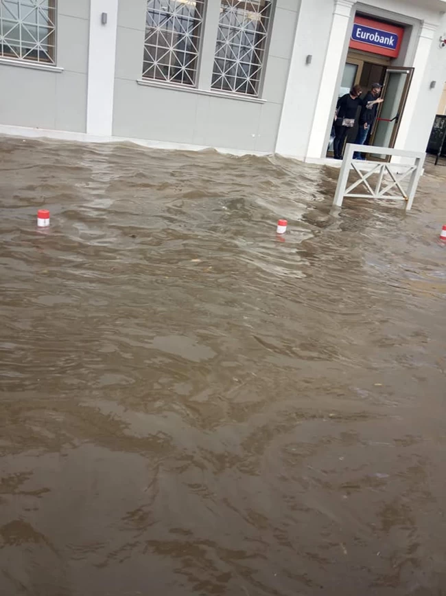 Κεφαλονιά: Απίστευτες εικόνες - Πλημμύρισε η παραλιακή Αργοστολίου λόγω μπόρας 10 μέρες μετά τον "Ιανό"