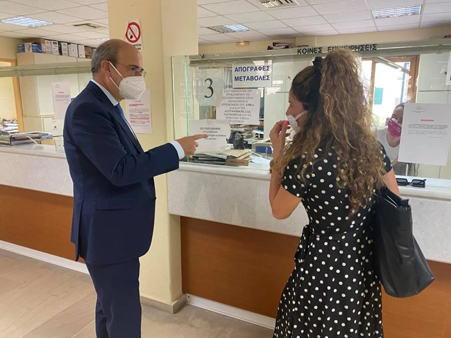 Κέρκυρα: Υπάλληλος του ΕΦΚΑ δεν... αναγνώρισε τον Χατζηδάκη - "Είμαι ο υπουργός, πιστέψτε με"