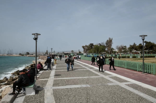Πατείς με - πατώ σε στις παραλίες και στα πάρκα της Αττικής - Δεύτερη ημέρα ελεύθερων μετακινήσεων με καλό καιρό