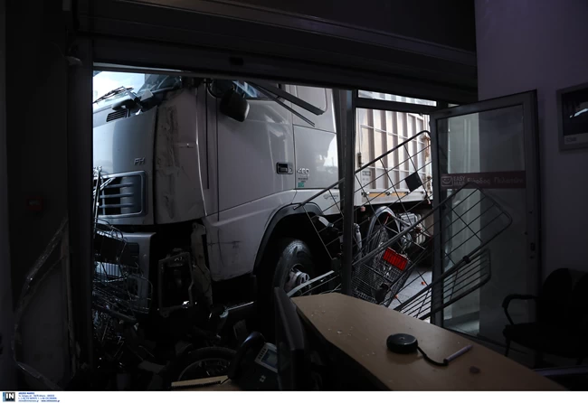 Φορτηγό σε κατάστημα 2