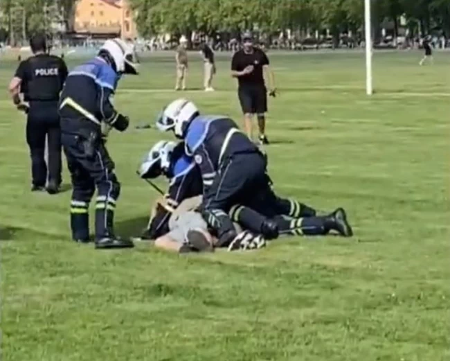 ΓΑΛΛΙΑ ΕΠΙΘΕΣΗ ΜΑΧΑΙΡΙ ΠΑΙΔΙΚΗ ΧΑΡΑ