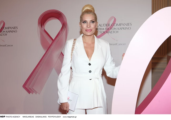 Ελένη Μενεγάκη: Η λαμπερή εμφάνιση με λευκό κοστούμι και η σπόντα για τις ίντριγκες