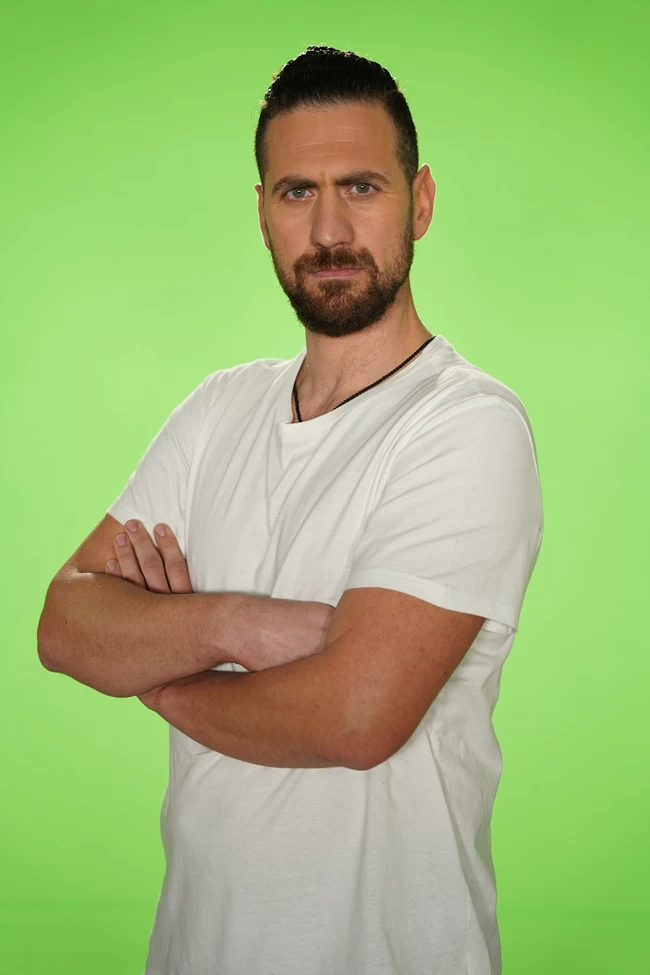 Survivor: Πολεμικό κλίμα - Δείτε την πρώτη μονομαχία "Διάσημων" & "Μαχητών" Κώστας Παπαδόπουλος