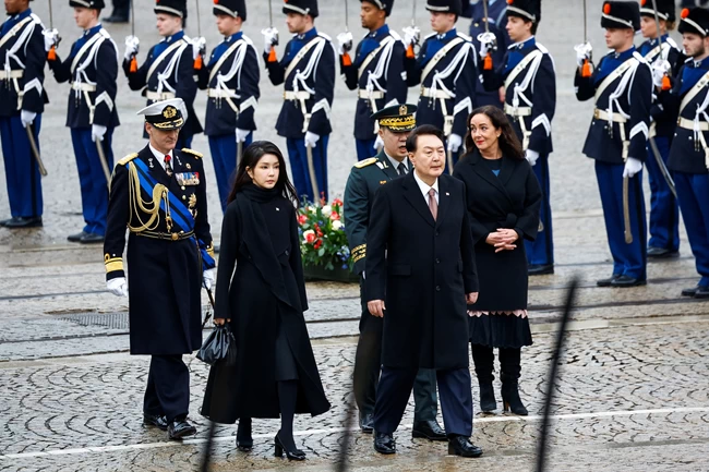State visit στην Ολλανδία: Το απίθανο velvet royal blue της Μάξιμα και τα μονόχρωμα της πρώτης κυρίας της Ν. Κορέας