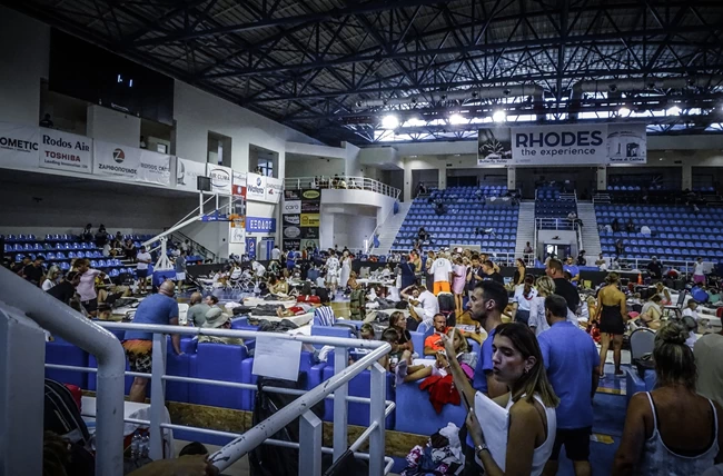 Βρετανοί νεόνυμφοι επέλεξαν τη Ρόδο για το μήνα του μέλιτος - Πέρασαν το πρώτο βράδυ σε στρώμα στον δρόμο κυνηγημένοι από τη φωτιά ροδοσ