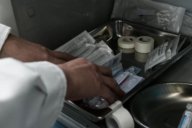 Εμβόλιο Pfizer: Για κενά στις παραδόσεις προειδοποιεί η BioNTech