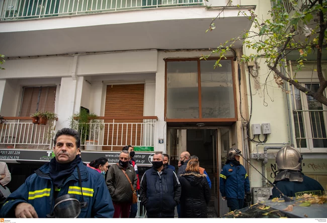 Τραγωδία στη Θεσσαλονίκη με νεκρό 16χρονο: Η θεία του μπήκε στο φλεγόμενο διαμέρισμα και έσωσε τα δύο μικρότερα αδερφάκια του