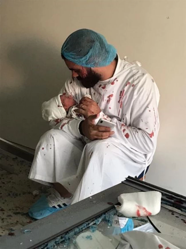 Εκρηξη στη Βηρυτό: Η πιο δυνατή εικόνα - Πατέρας κρατά τον νεογέννητο γιο του μέσα στο αίμα