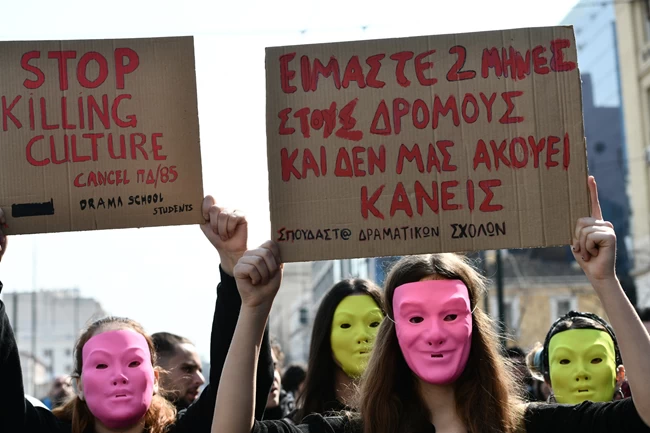 Μεγάλη συγκέντρωση καλλιτεχνών στο κέντρο της Αθήνας - Κανονικά διεξάγεται η κυκλοφορία [εικόνες]