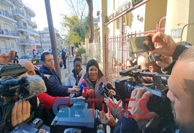 Θάνατος κοριτσιού 2,5 ετών στον Άγιο Στυλιανό: Ράκος η μητέρα - "Την άφησαν να πεθάνει γιατί ήταν μαύρη", καταγγέλλει