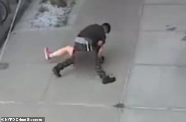 Σοκαριστικό βίντεο: Καρέ καρέ η σεξουαλική επίθεση άντρα σε 35χρονη στη μέση του δρόμου στο Μπρούκλιν [εικόνα - βίντεο]