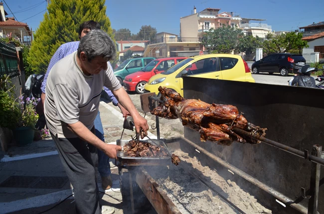 Αρνί στη Σούβλα: Βήμα προς βήμα όλα τα μυστικά - Το δέσιμο, τα μπαχαρικά και το ψήσιμο
