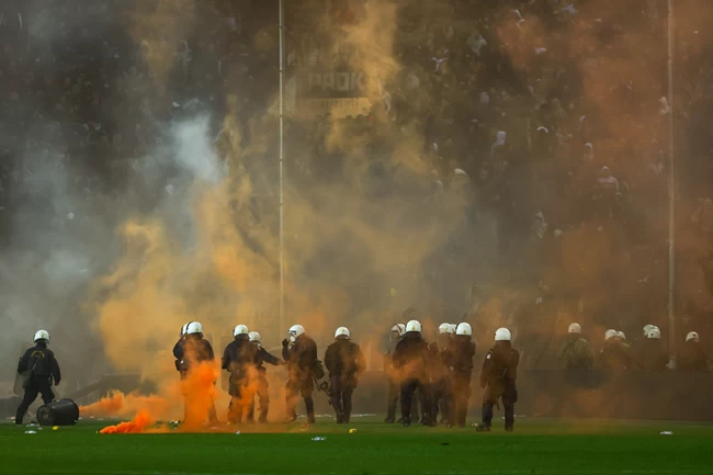 Νύχτα ντροπής για το ελληνικό ποδόσφαιρο μετά την εισβολή των οπαδών του ΠΑΟΚ - 4 συλλήψεις