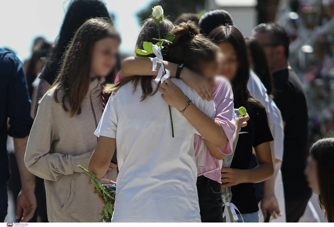 Αυτοκτονία 14χρονου: Σπαρακτικό το αντίο των συμμαθητών του - Υποβασταζόμενοι οι γονείς του στην κηδεία [εικόνες]
