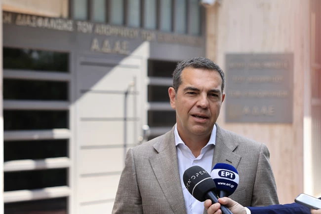 Απάντηση Πλεύρη σε Τσίπρα: "Καλύπτει απόλυτα τον Πολάκη στις αντιεμβολιαστικές του απόψεις"