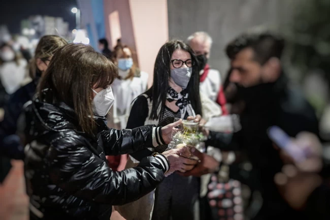 Κίνηση ανθρωπιάς από τη Σακελλαροπούλου: Μοίρασε φαγητό σε άστεγους στον Πειραιά [εικόνες]
