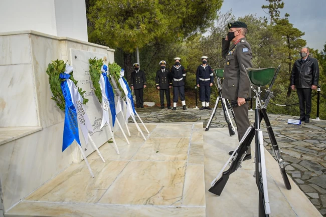 ΦΛΩΡΟΣ ΠΕΣΟΝΤΕΣ ΝΑΥΤΙΚΟΎ