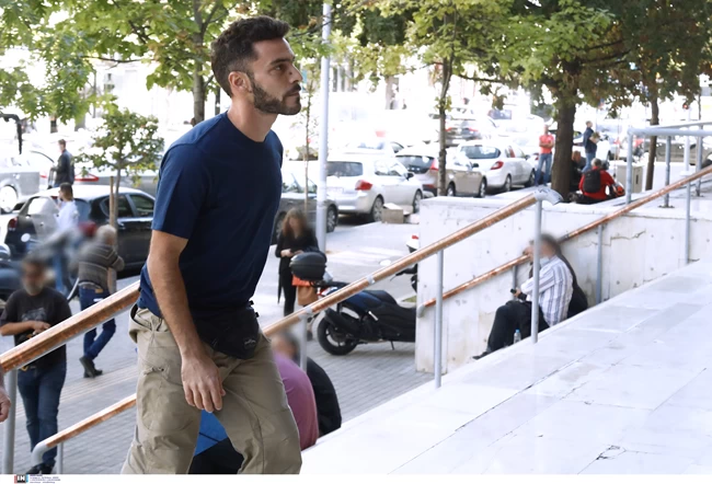 Θεσσαλονίκη: Στο δικαστήριο ο αρνητής πατέρας με τις θεωρίες συνωμοσίας - Καμαρωτός και χωρίς μάσκα
