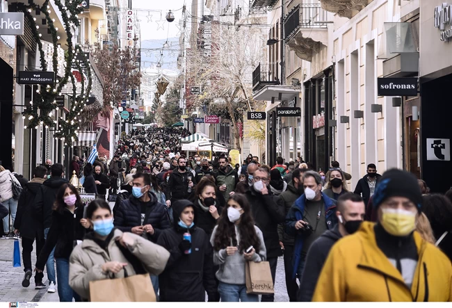 Με ενισχυμένες μάσκες και αυστηρούς ελέγχους τα τελευταία ψώνια του 2021 σε Αθήνα και Θεσσαλονίκη [Εικόνες]
