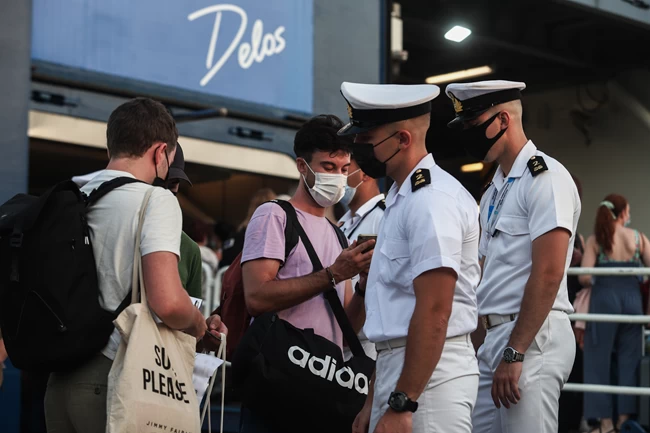 Κορονοϊός: Φόβοι για αύξηση κρουσμάτων μετά τον Δεκαπενταύγουστο - Αυστηροί έλεγχοι στα "κόκκινα" νησιά