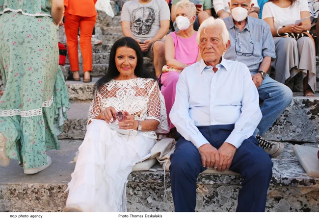 Ζωζώ Σαπουντζάκη: Με σιθρού λευκό σύνολο και τον σύντροφό της, Πύρρο στην Επίδαυρο [Εικόνες]