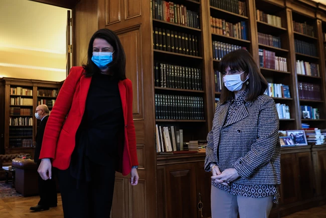 Άνοιγμα σχολείων στο επίκεντρο της συνάντησης Σακελλαροπούλου - Κεραμέως