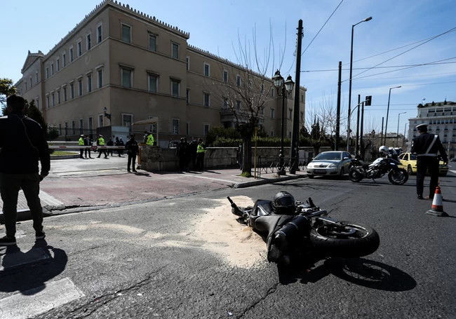 Συγκινεί ο πατέρας του Ιάσονα που σκοτώθηκε σε τροχαίο έξω από τη Βουλή – Λαμπαδηδρομία στη μνήμη του