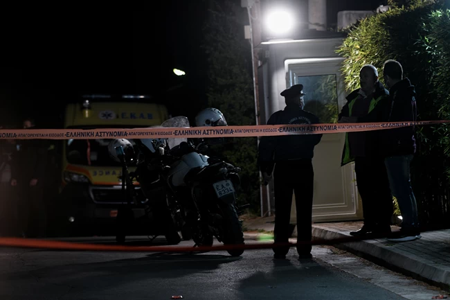 Μένιος Φουρθιώτης: Η στιγμή που ο δράστης πυροβολεί με καλάσνικοφ έξω από το σπίτι [Βίντεο]