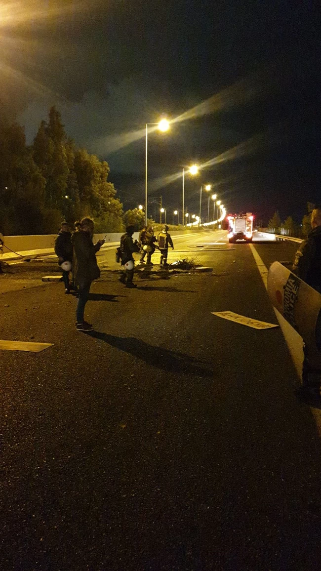 Επεισόδια με Ρομά στον Ασπρόπυργο: Διαμαρτυρία για τον θάνατο του 20χρονου - Εκαψαν κάδους, πετροπόλεμος με την αστυνομία