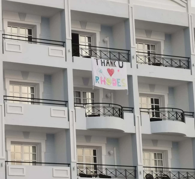 Ικανοποίηση από το "Πείραμα της Ρόδου": Επιστρέφουν οι 189 Ολλανδοί τουρίστες - Κρέμασαν πανό "Ευχαριστούμε"