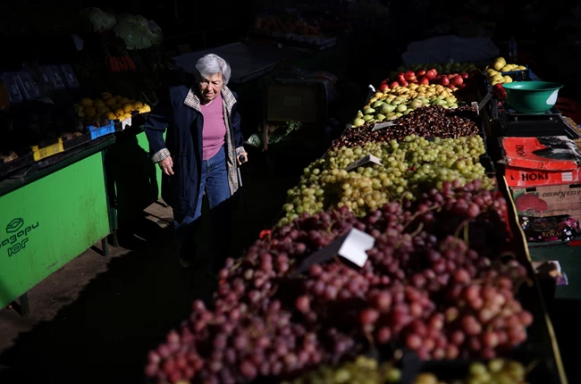Ακρίβεια: Κόβουν γλυκά και κρασί οι Ευρωπαίοι - Ιεράρχηση εξόδων και λογαριασμοί από ψιλό κόσκινο...