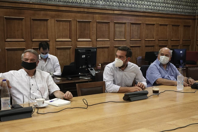 Έκπληξη από τον Αλέξη Τσίπρα: Εμφανίστηκε με μούσι, μάσκα και καλοκαιρινό μαύρισμα στη σύσκεψη του προεδρείου ΚΟ ΣΥΡΙΖΑ