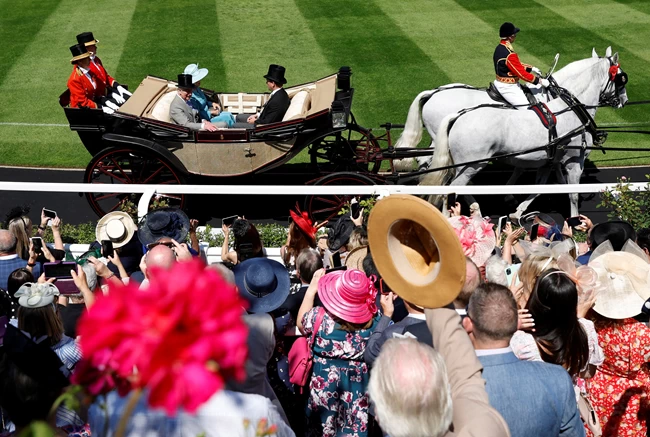 Φλοράλ, εμπριμέ και βασιλικό στιλ: Το dress code του Royal Ascot, το αέρινο look της Βεατρίκης και η μαμά της Μίντλετον