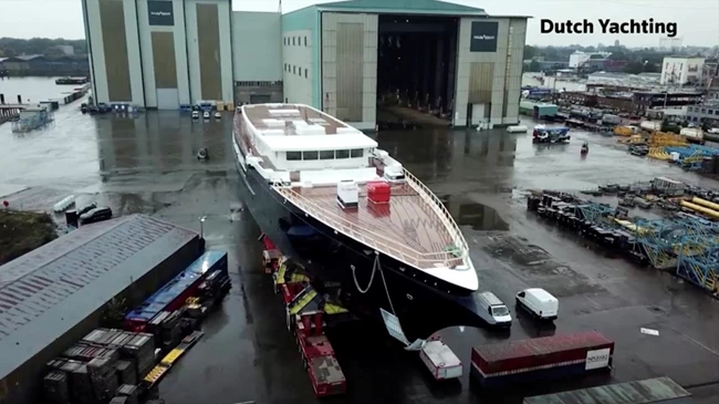 Παίρνουν με τα... αυγά οι Ολλανδοί τον Μπέζος επειδή θέλει να γκρεμίσει ιστορική γέφυρα για να περάσει το νέο του κότερο