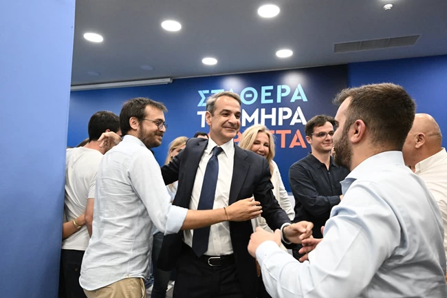Συγκινητικές στιγμές: Η αγκαλιά του Κυριάκου Μητσοτάκη με τη σύζυγο και τα παιδιά του [Εικόνες]