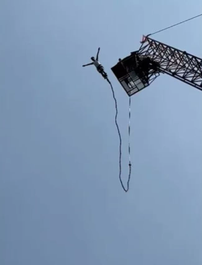 Βουτιά τρόμου: Κόπηκε το καλώδιο την ώρα που έκανε μπάντζι τζάμπινγκ